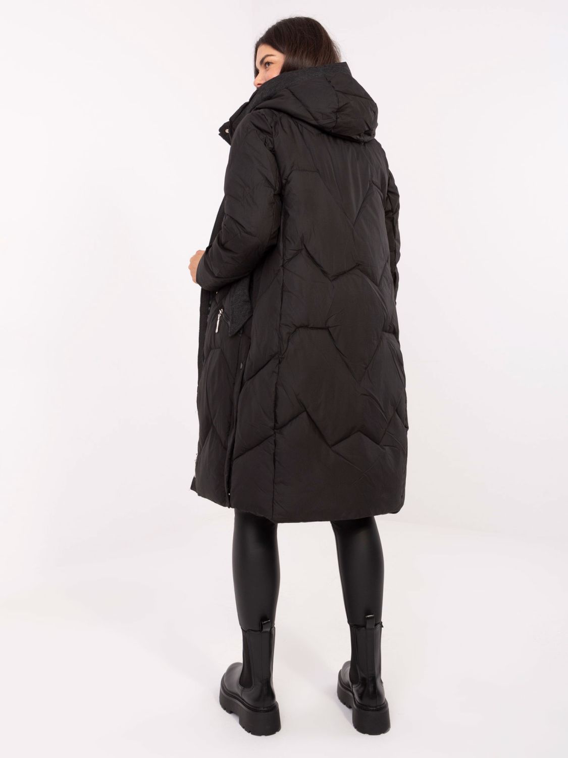 Langer schwarzer Steppmantel mit Kapuze