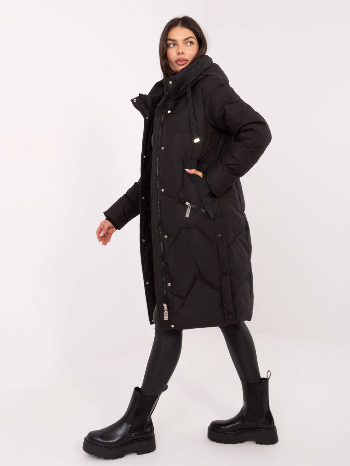 Langer schwarzer Steppmantel mit Kapuze