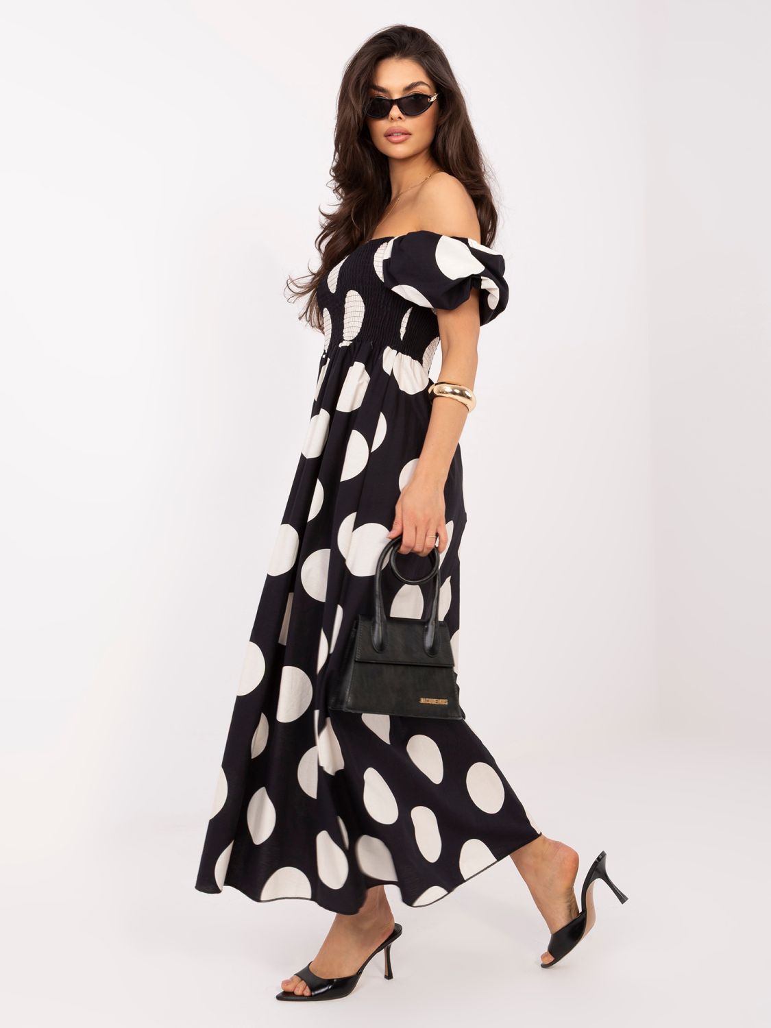 Schwarzes Maxikleid mit Punkten und Carmen-Ausschnitt