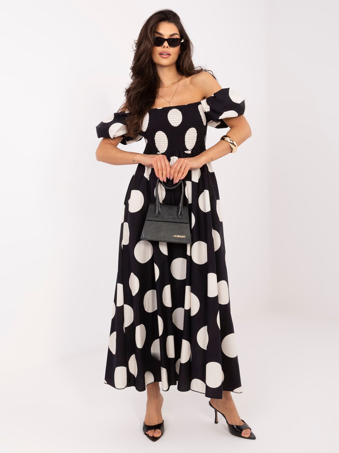 Schwarzes Maxikleid mit Punkten und Carmen-Ausschnitt