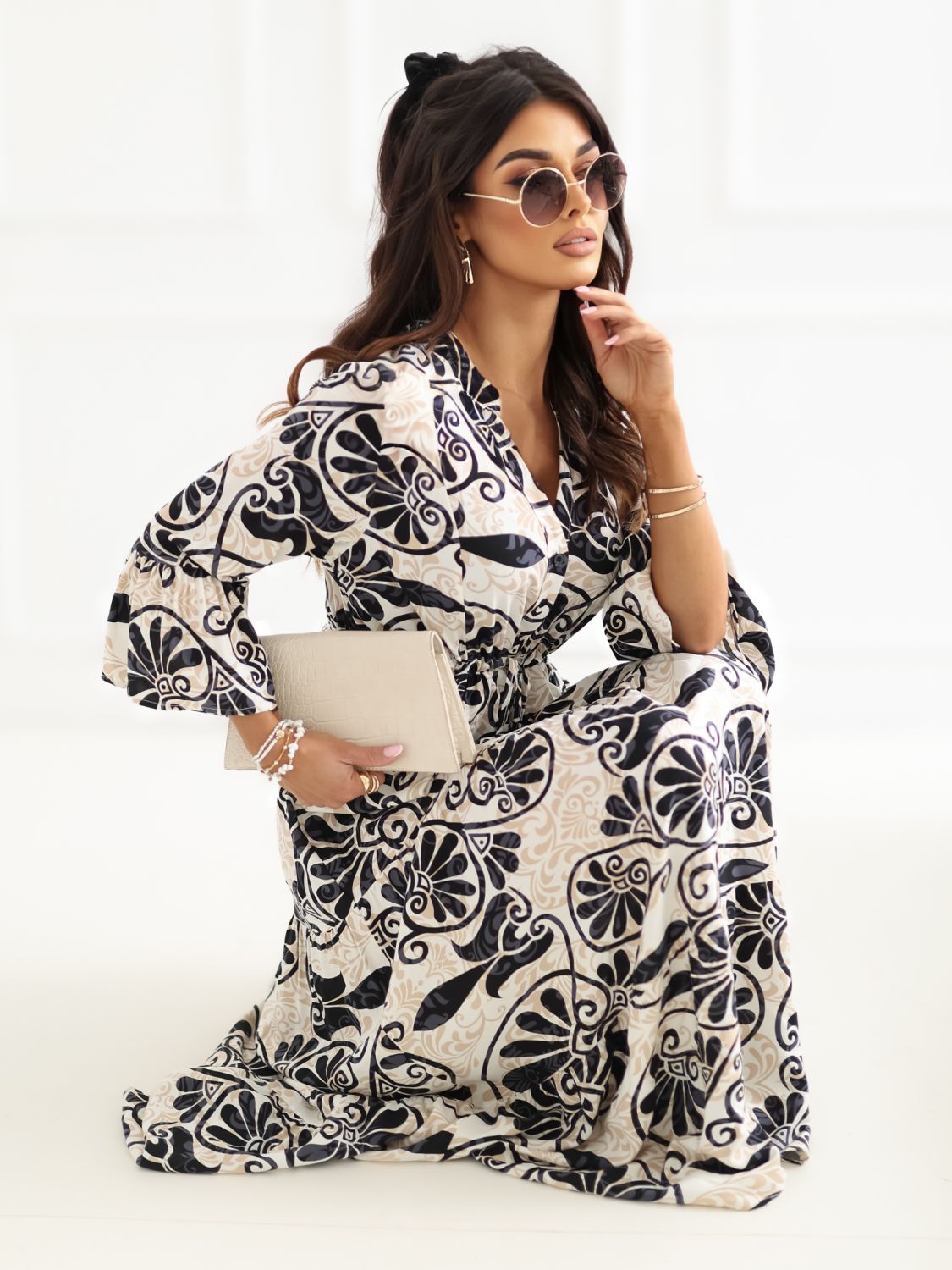 Schwarzes Midi-Kleid mit Print und Bindegürtel