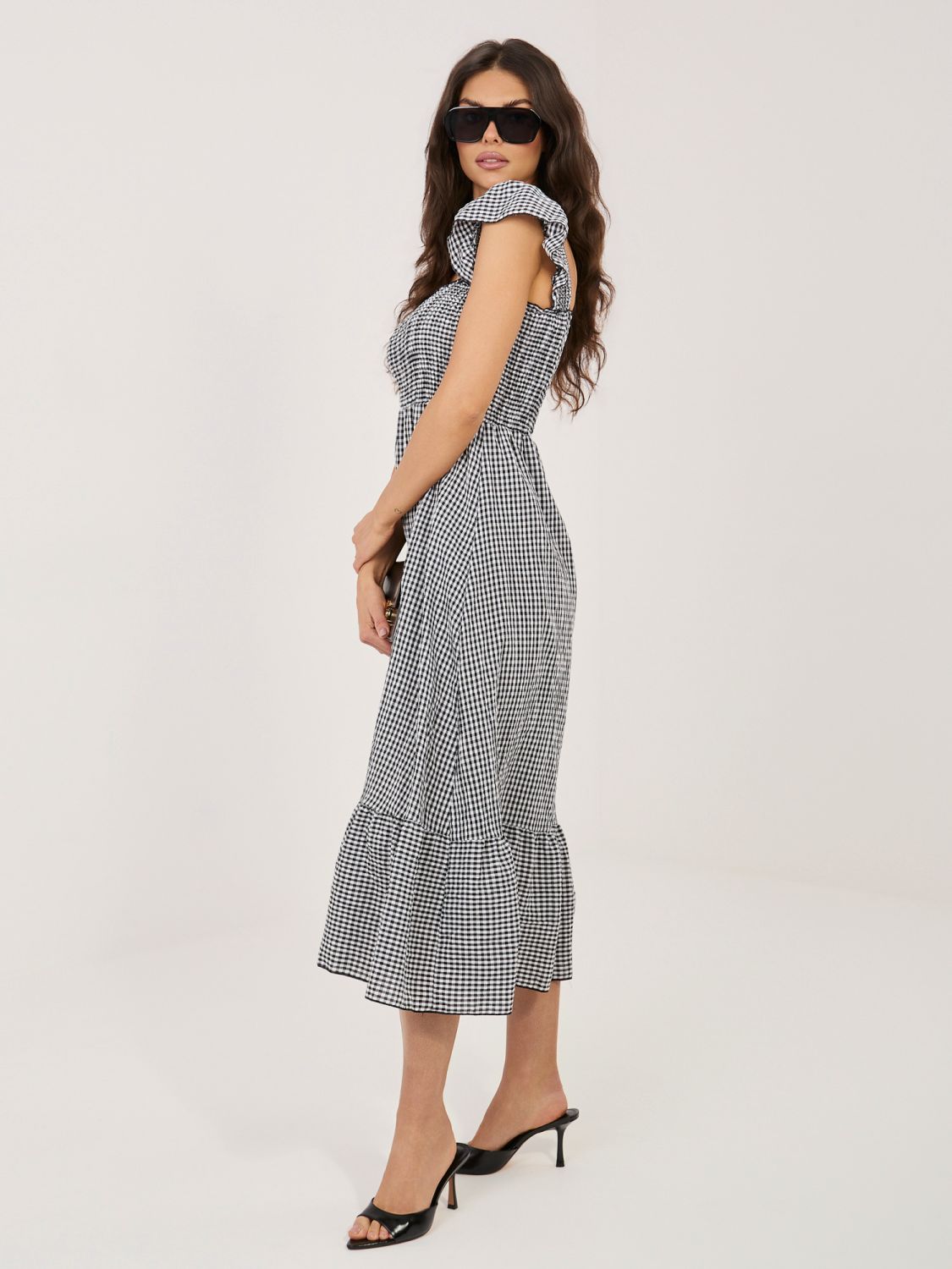 Schwarzes Midi-Kleid mit Volant und Karomuster