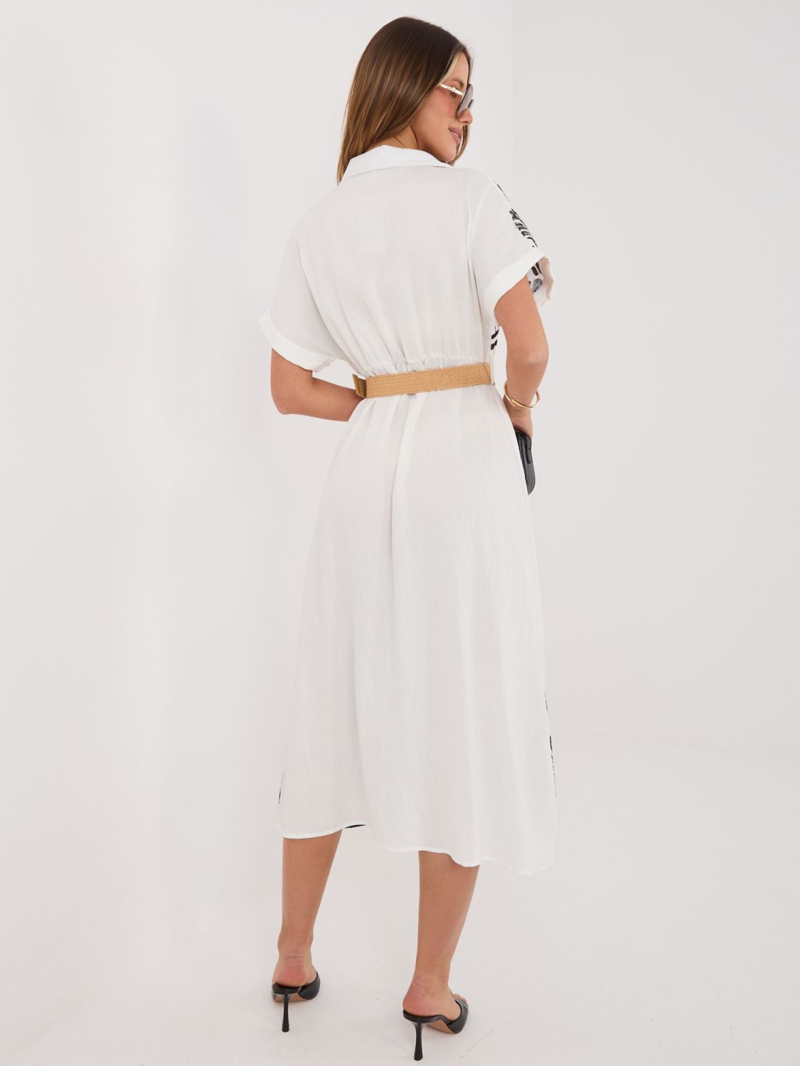 Weiß-schwarzes Hemdblusenkleid mit Stickerei und Gürtel, midi