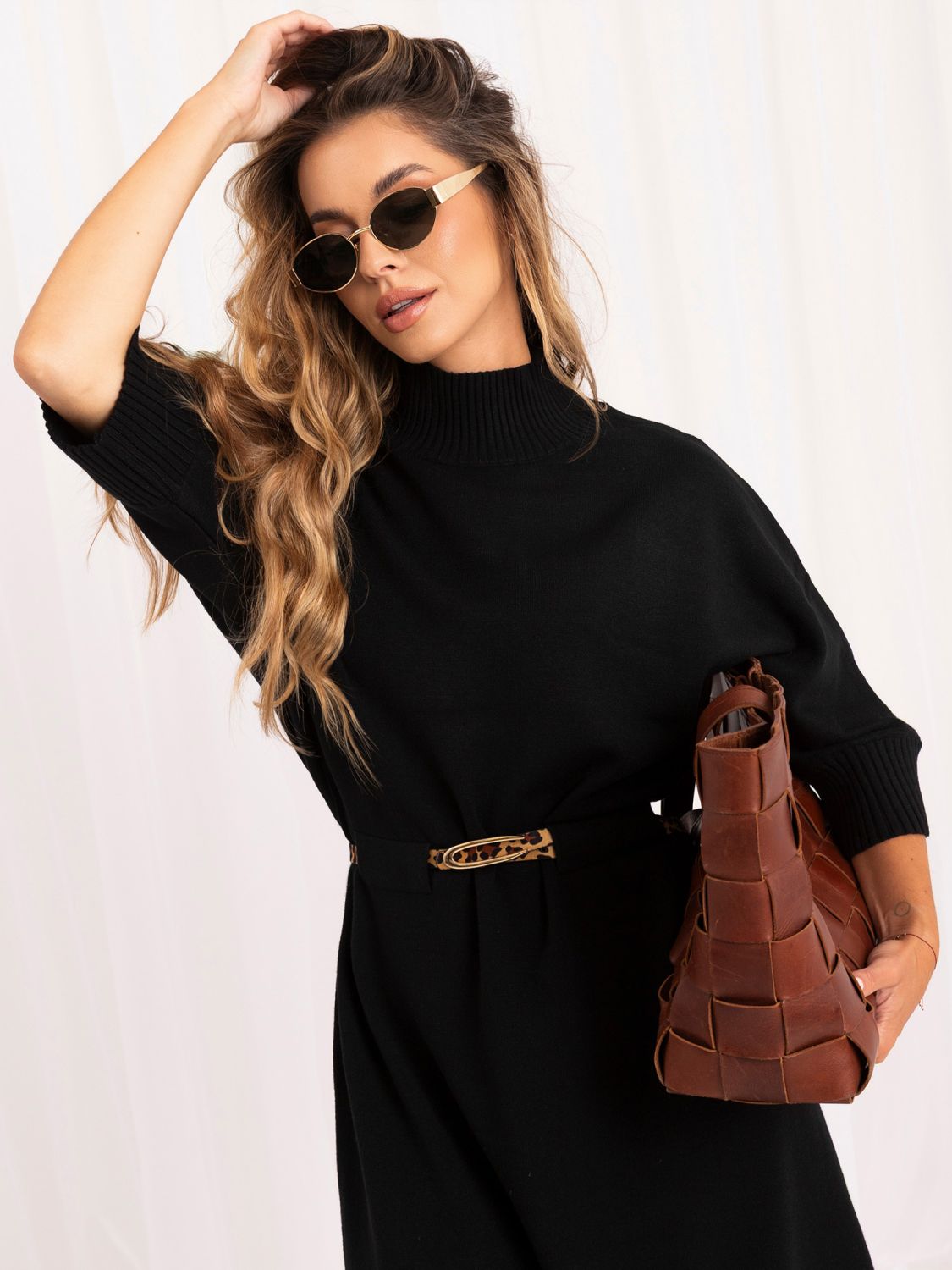 Schwarzes Oversize-Strickkleid mit Gürtel und Rollkragen