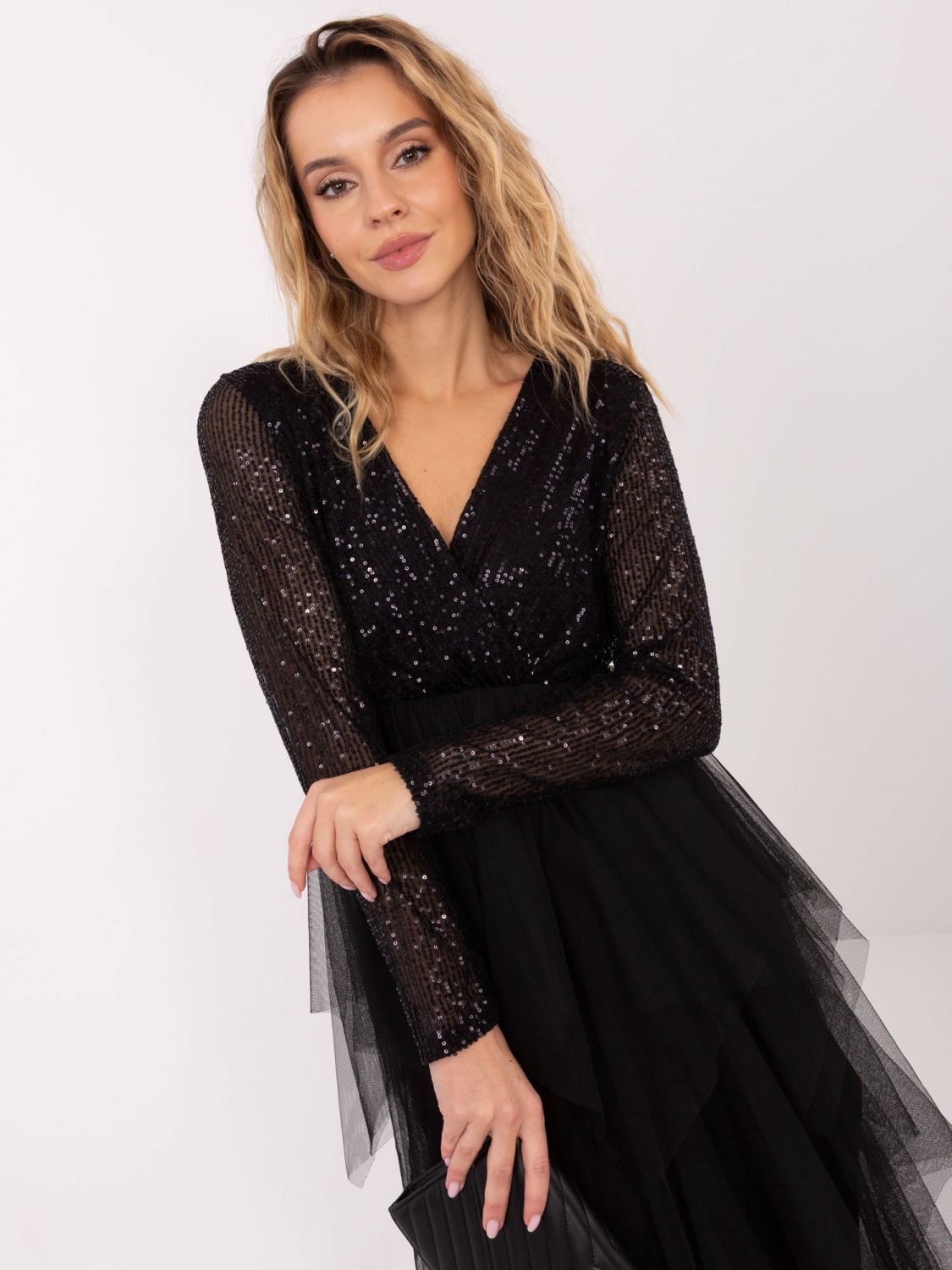 Schwarzes ausgestelltes Kleid mit Paillettenapplikation