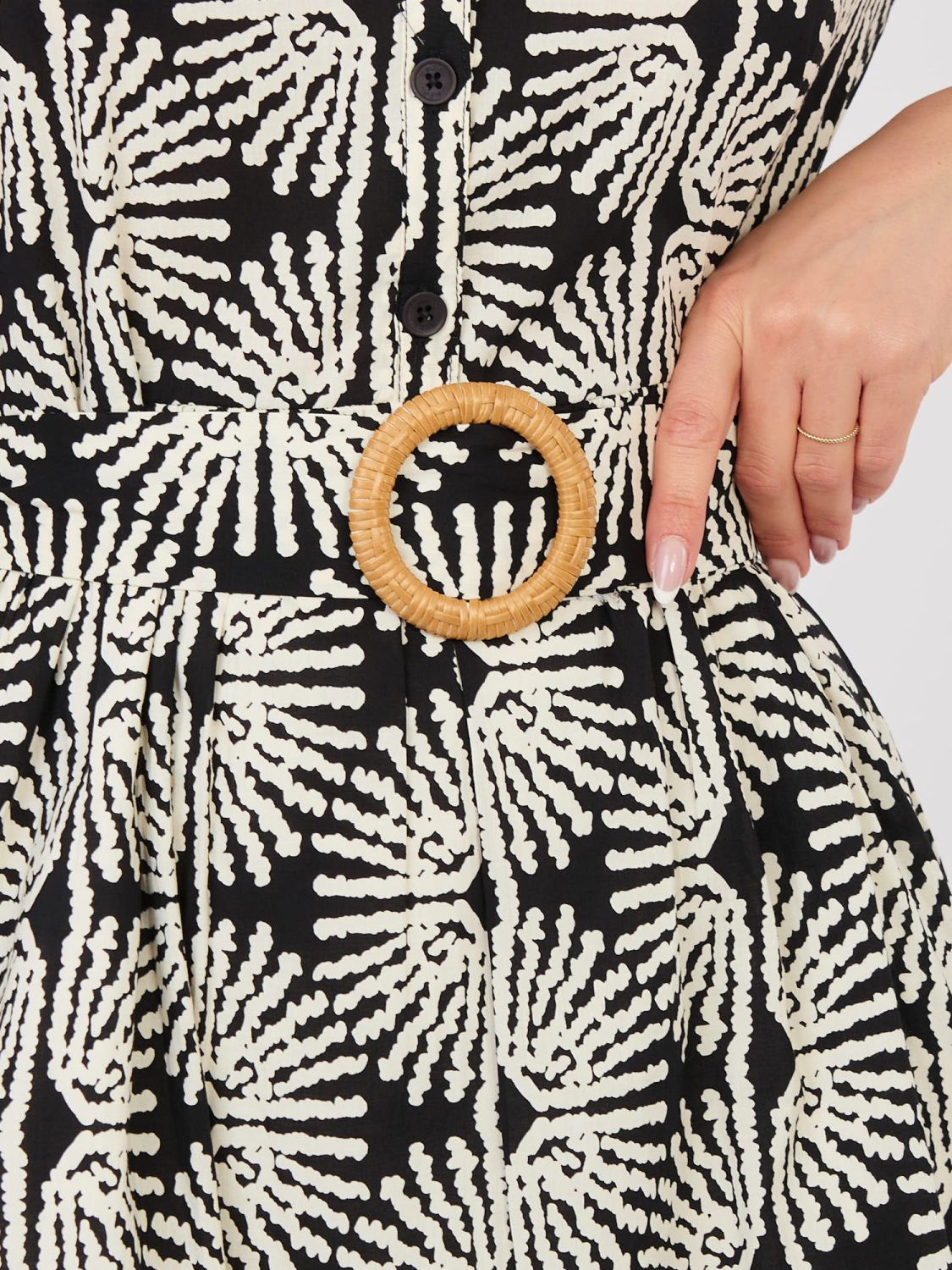 Schwarzes Kleid mit Gürtel und Volant