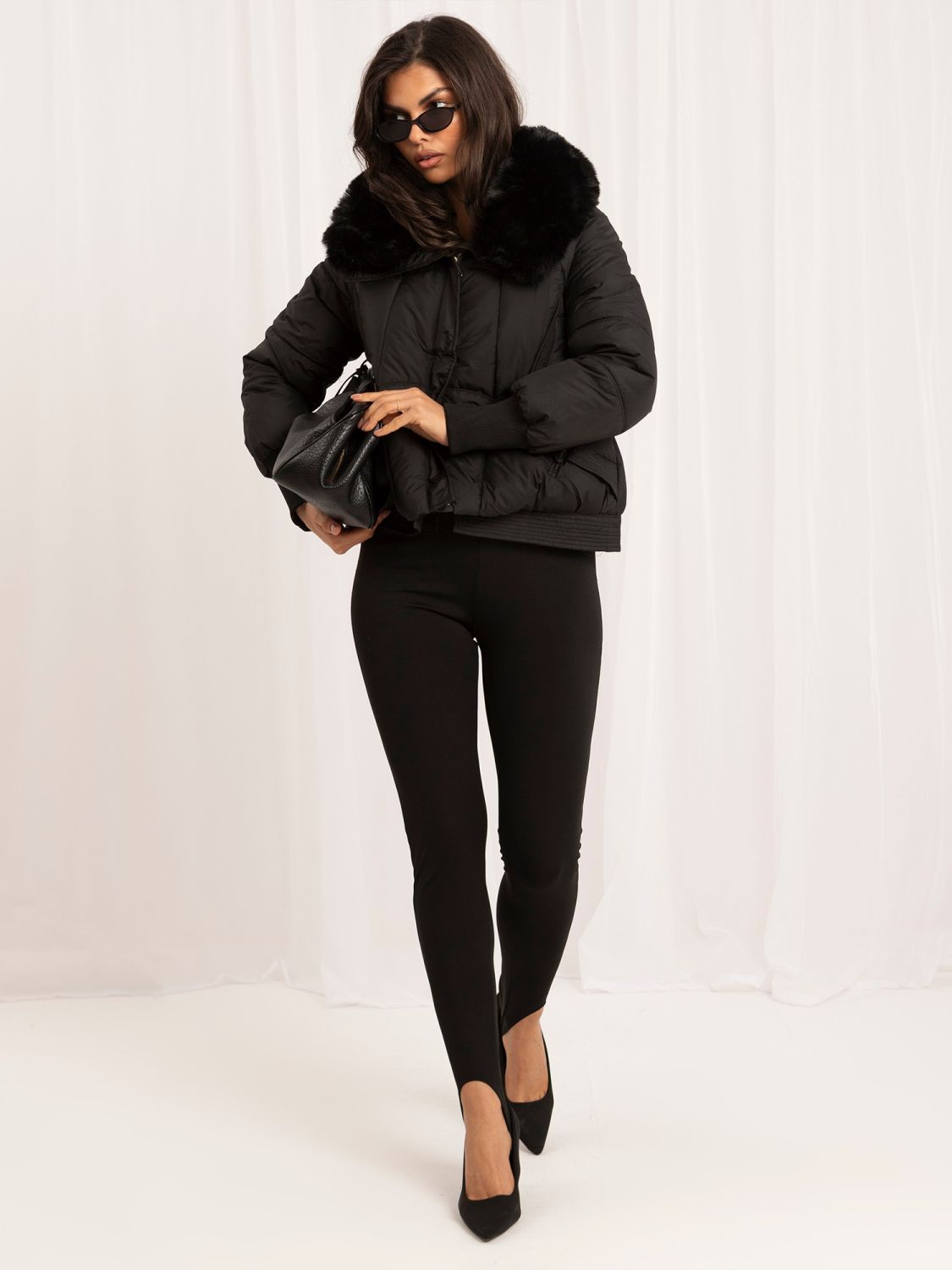 Schwarze gesteppte Winterjacke mit Stehkragen