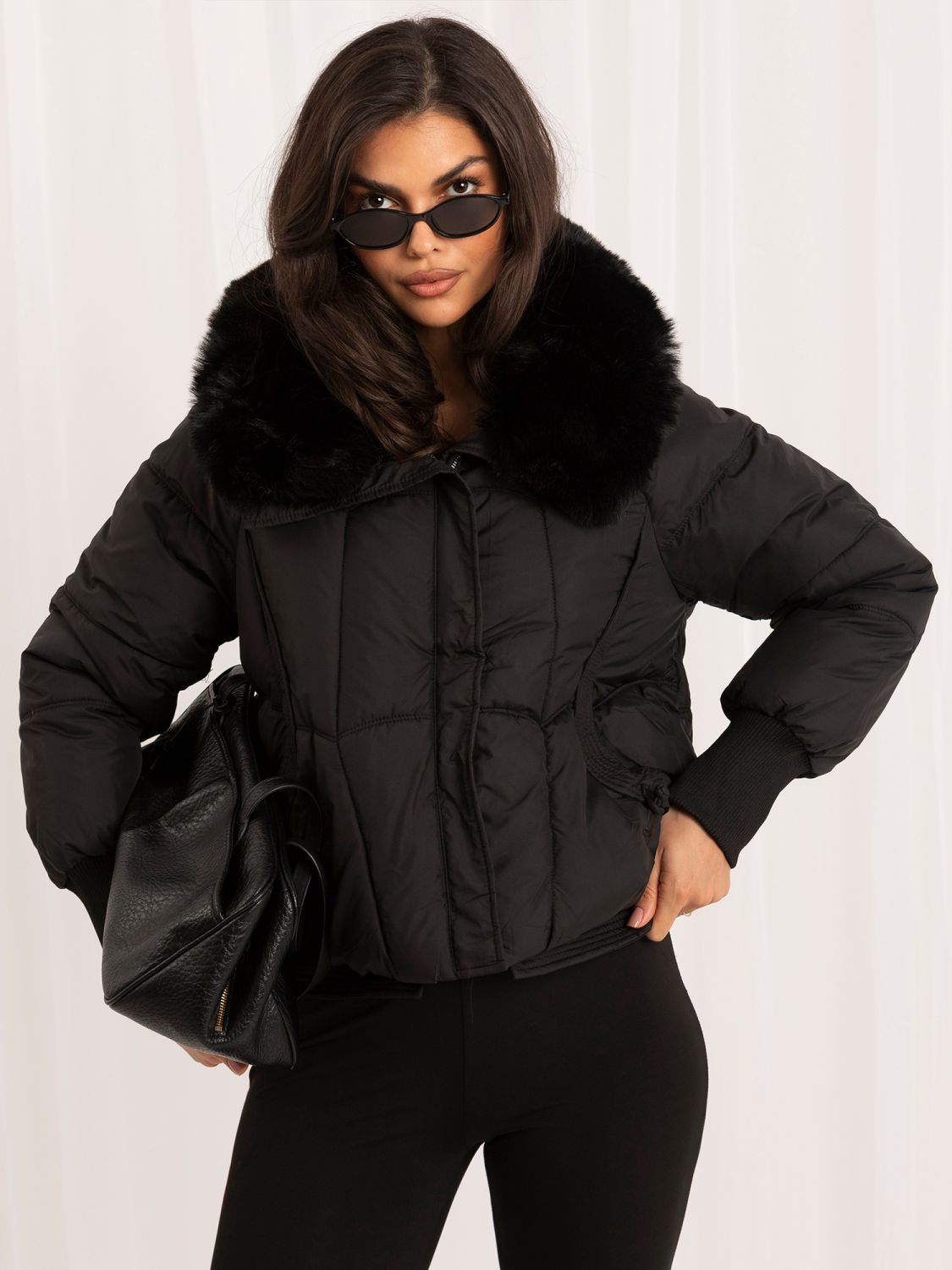 Schwarze gesteppte Winterjacke mit Stehkragen
