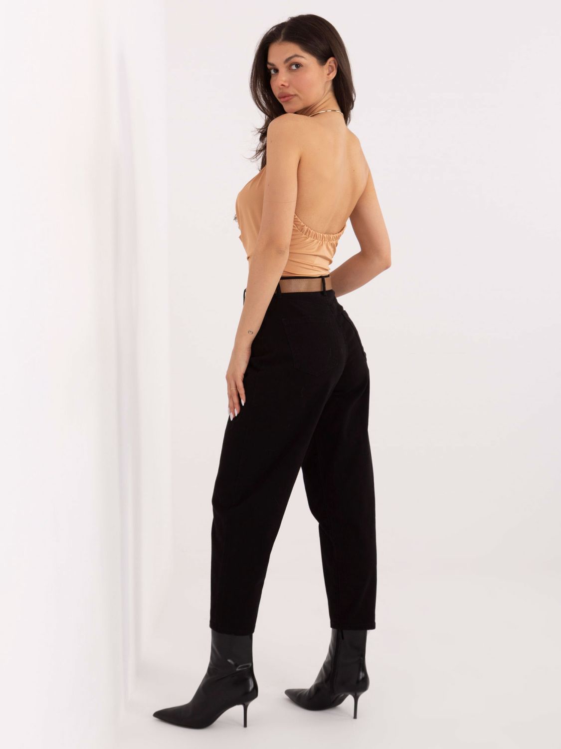 Schwarze Mom Jeans mit Gürtel