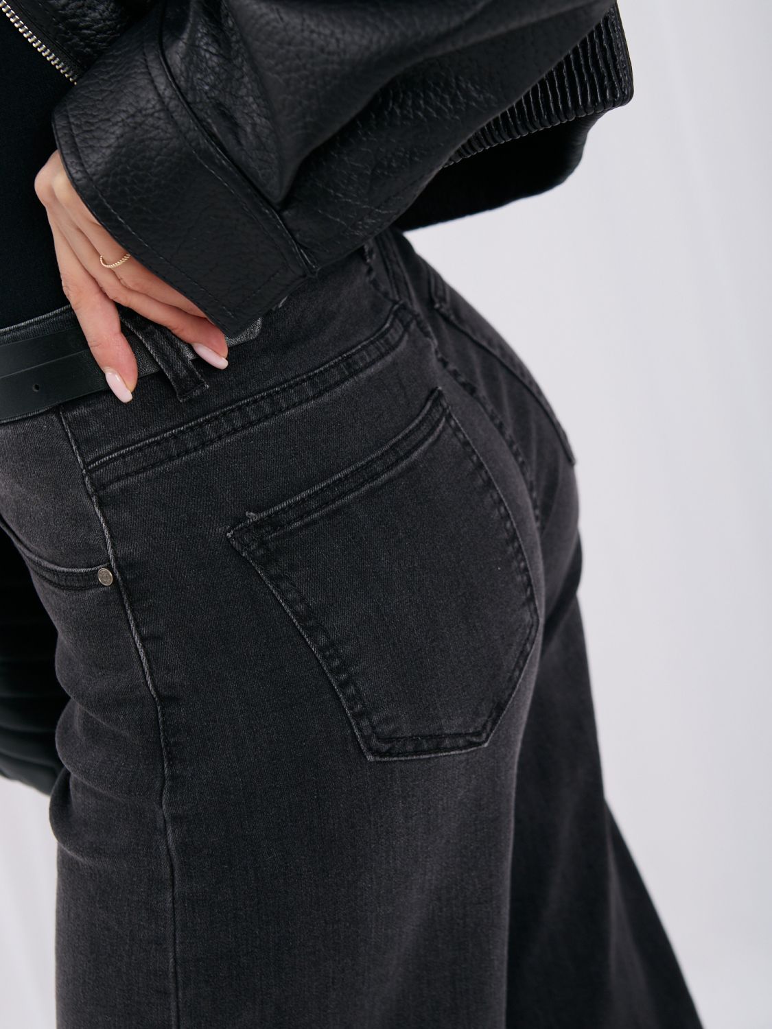 Schwarze Mom Jeans mit hohem Bund
