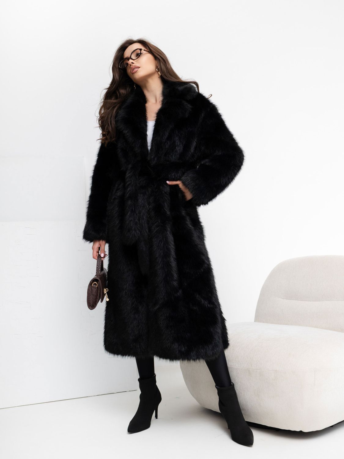 Eleganter schwarzer Mantel mit Gürtel und Futter