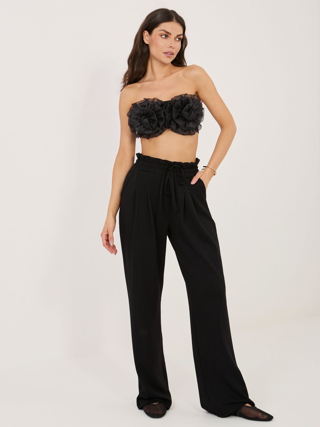 Schwarze Sporthose mit Streifen und hohem Bund