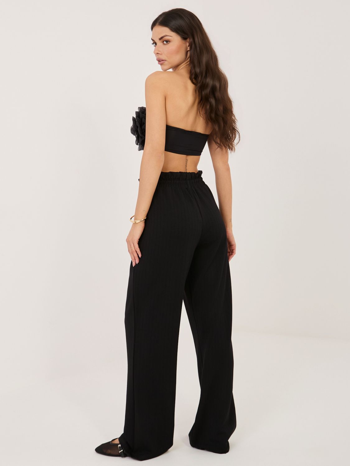 Schwarze Sporthose mit Streifen und hohem Bund