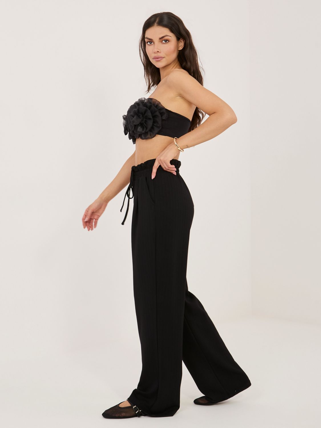 Schwarze Sporthose mit Streifen und hohem Bund