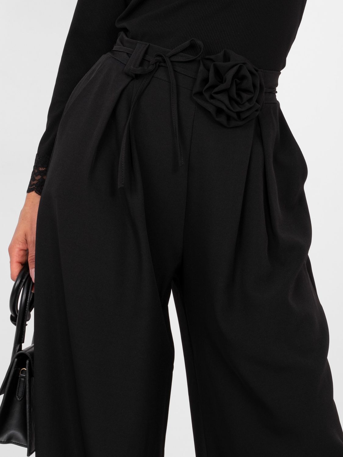 Elegante schwarze Wide-Leg-Hose mit hohem Bund und Gürtel