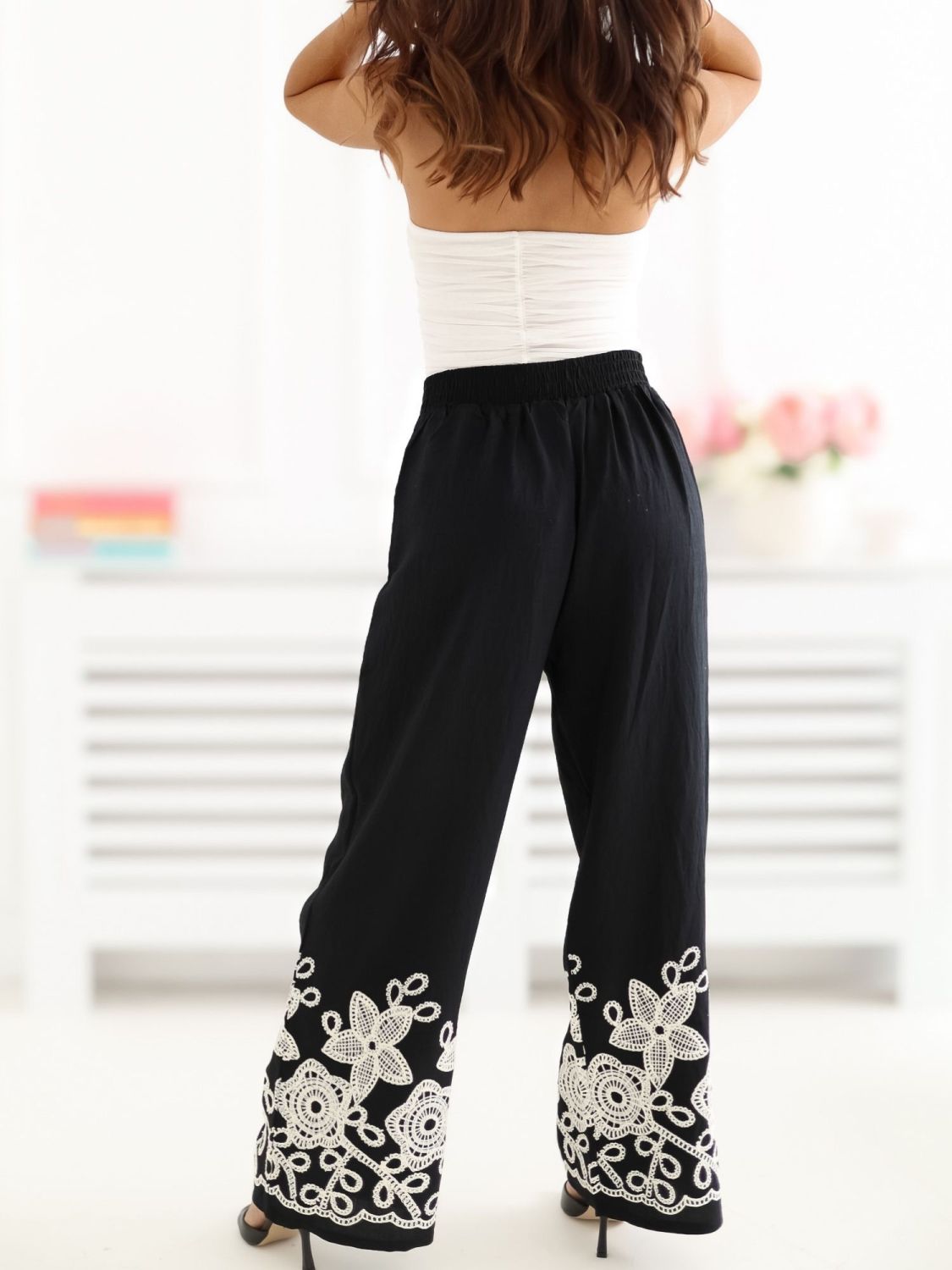 Schwarze Wide-Leg-Hose mit Stickerei