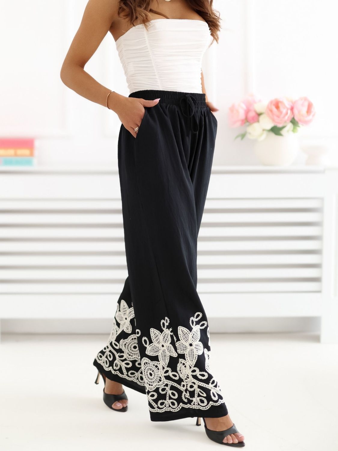 Schwarze Wide-Leg-Hose mit Stickerei