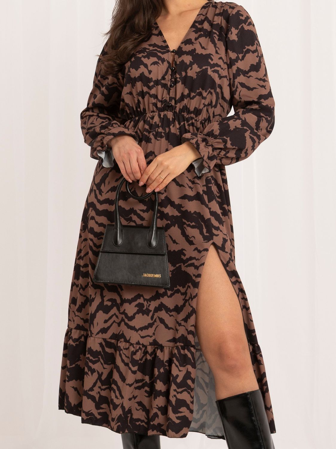 Schwarzes Midi-Kleid mit Print und Volant