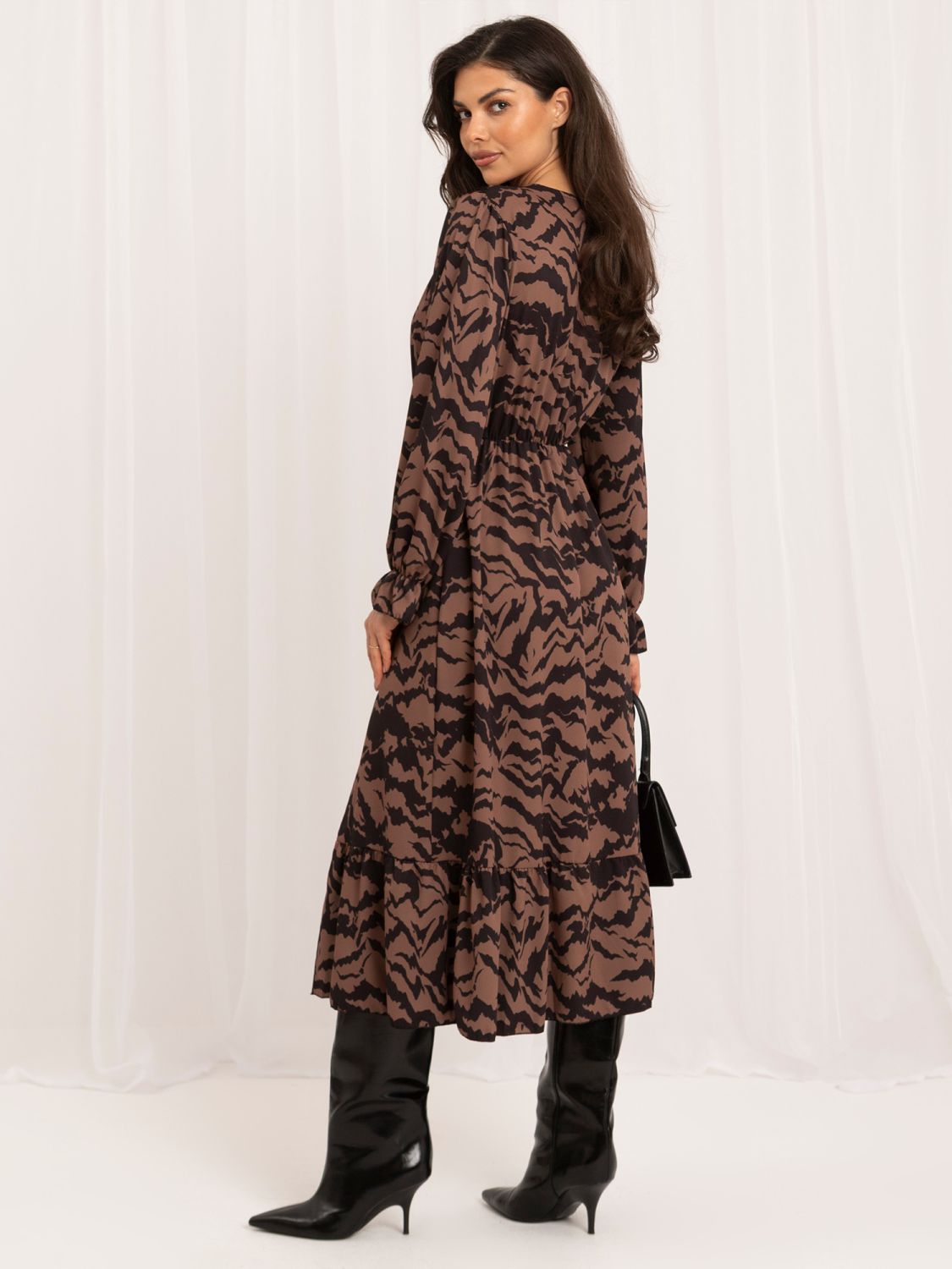 Schwarzes Midi-Kleid mit Print und Volant