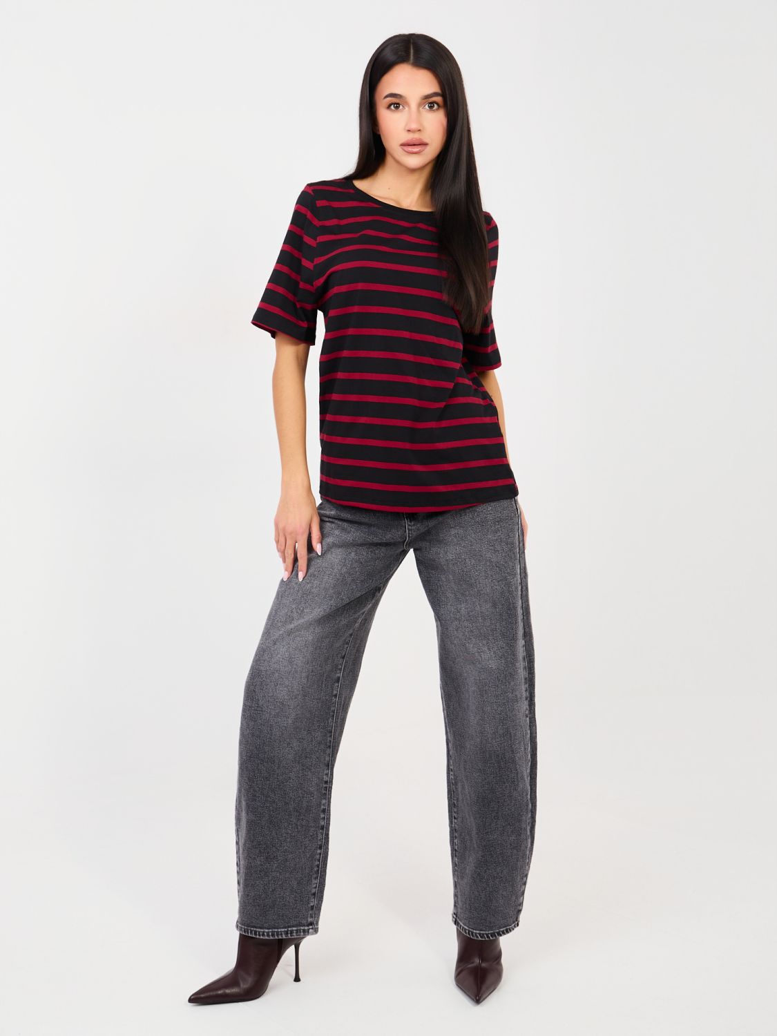 Mehrfarbiges gestreiftes T-Shirt mit kurzem Ärmel