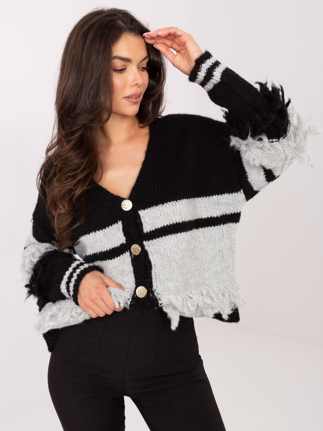 Schwarzer gestreifter Pullover mit V-Ausschnitt und Fransen