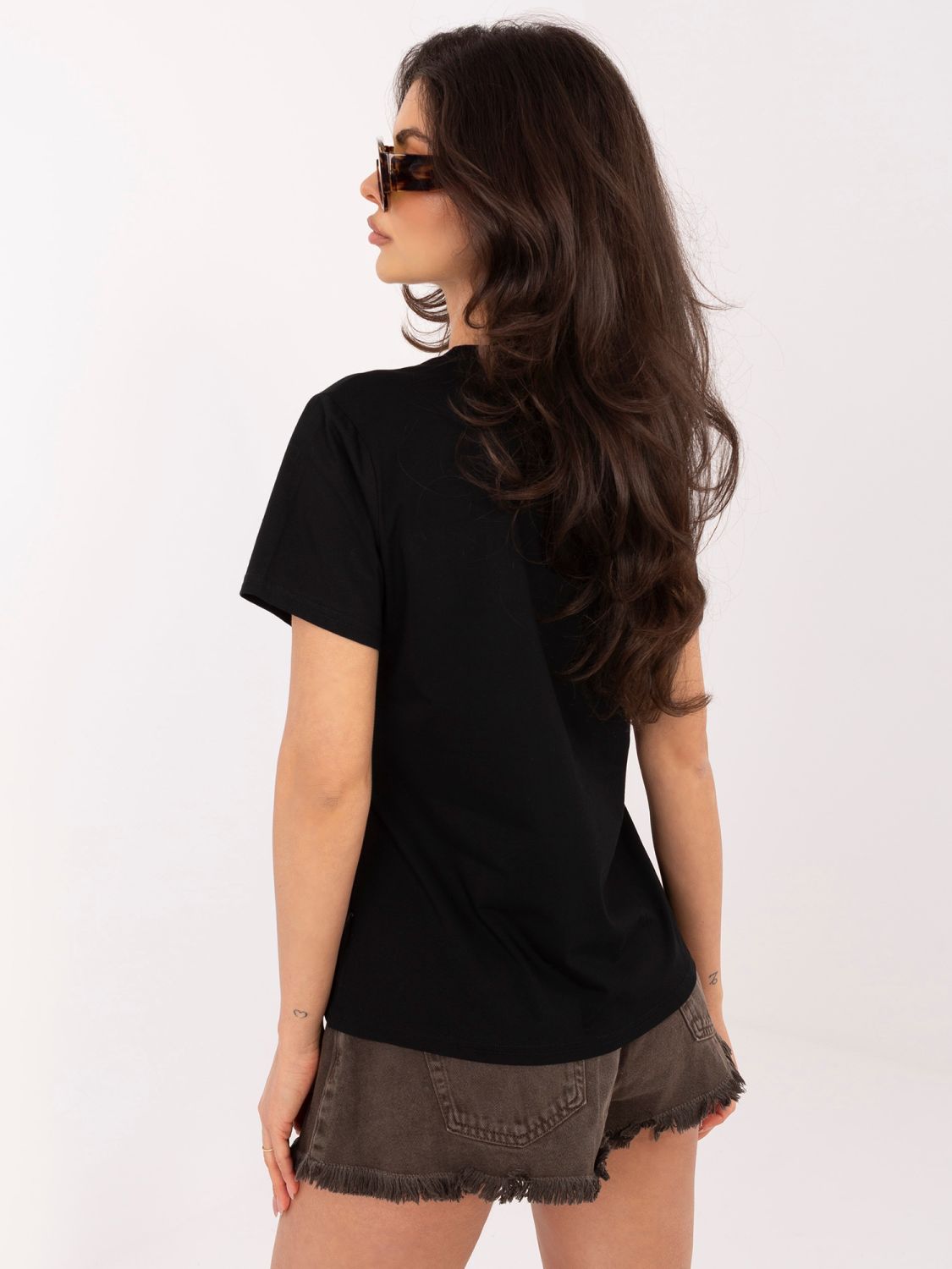 Schwarzes T-Shirt mit Applikation und Stickerei