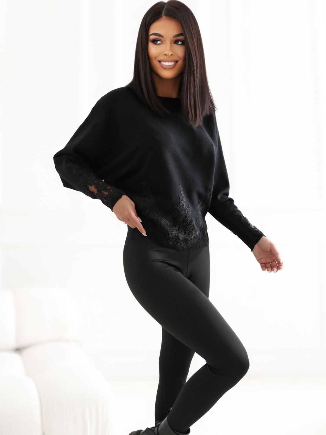 Eleganter schwarzer Pullover mit Spitze