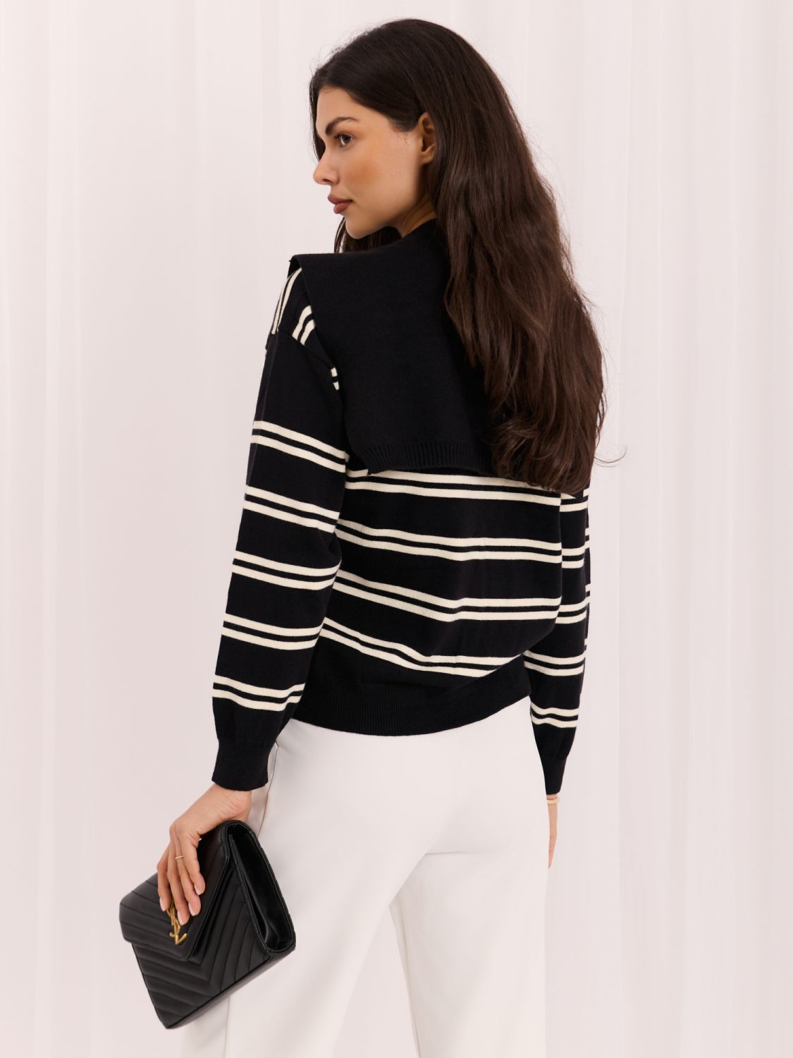 Schwarzer gestreifter Pullover mit Rundhalsausschnitt