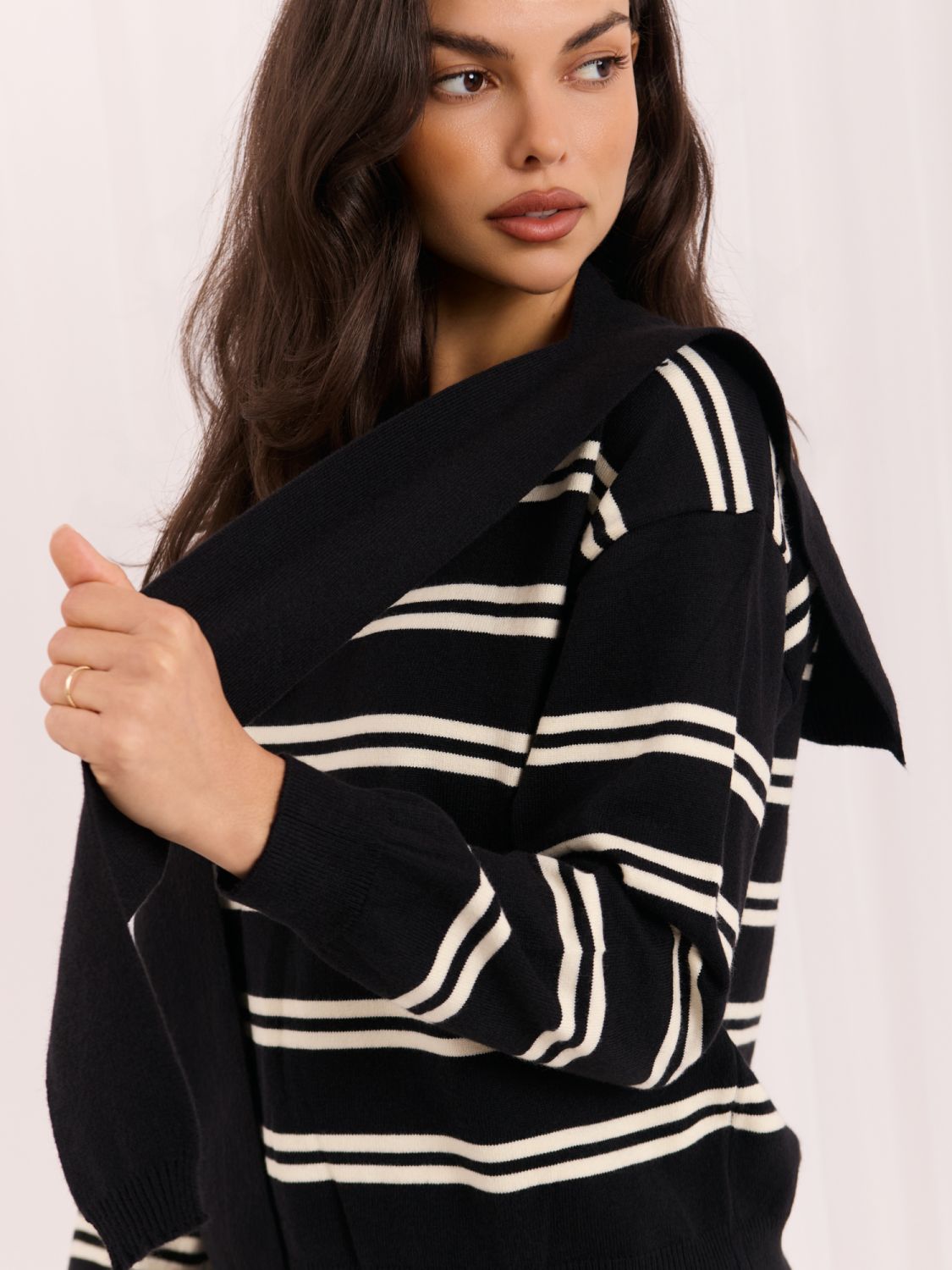 Schwarzer gestreifter Pullover mit Rundhalsausschnitt