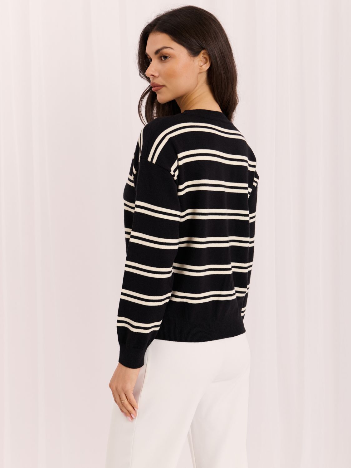 Schwarzer gestreifter Pullover mit Rundhalsausschnitt