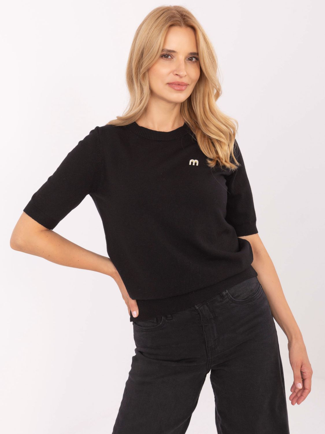 Eleganter schwarzer Pullover mit kurzen Ärmeln