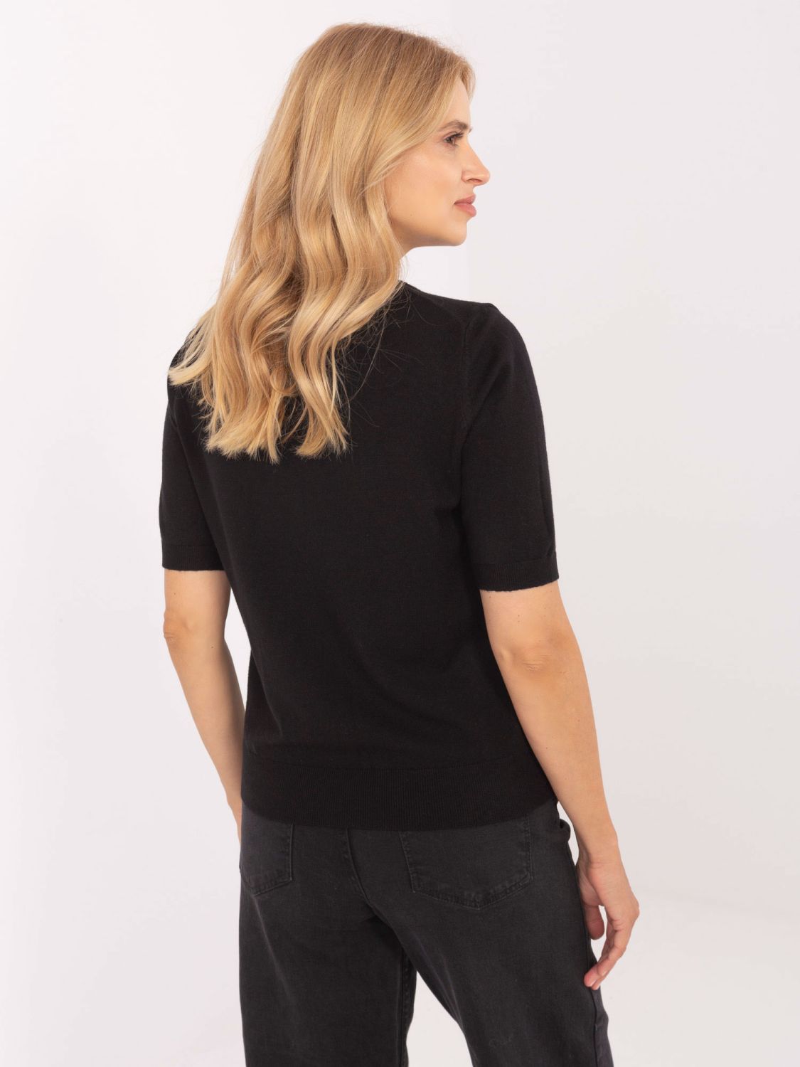 Eleganter schwarzer Pullover mit kurzen Ärmeln