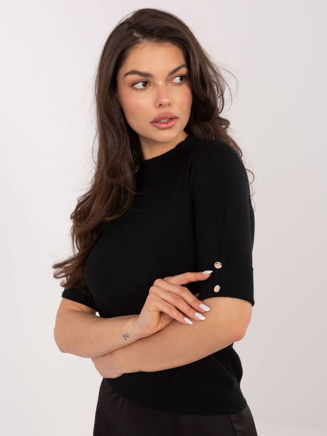 Eleganter schwarzer Pullover mit Stehkragen und Knöpfen