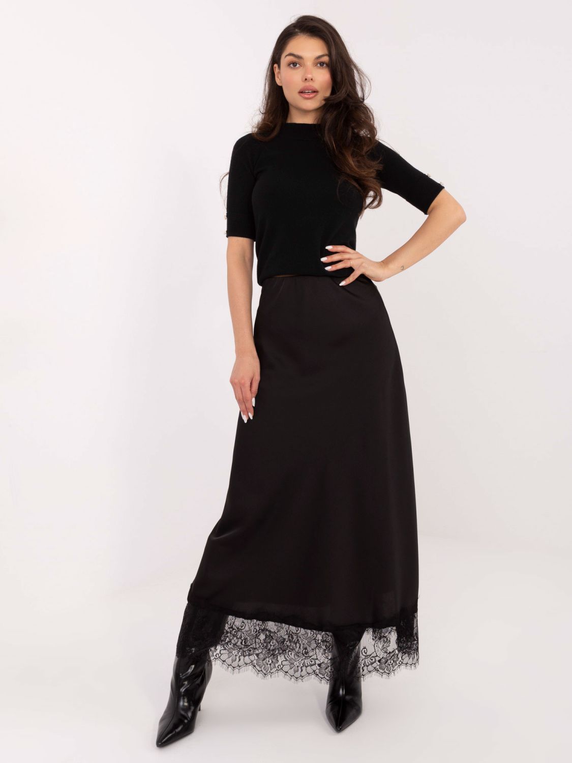 Eleganter schwarzer Pullover mit Stehkragen und Knöpfen