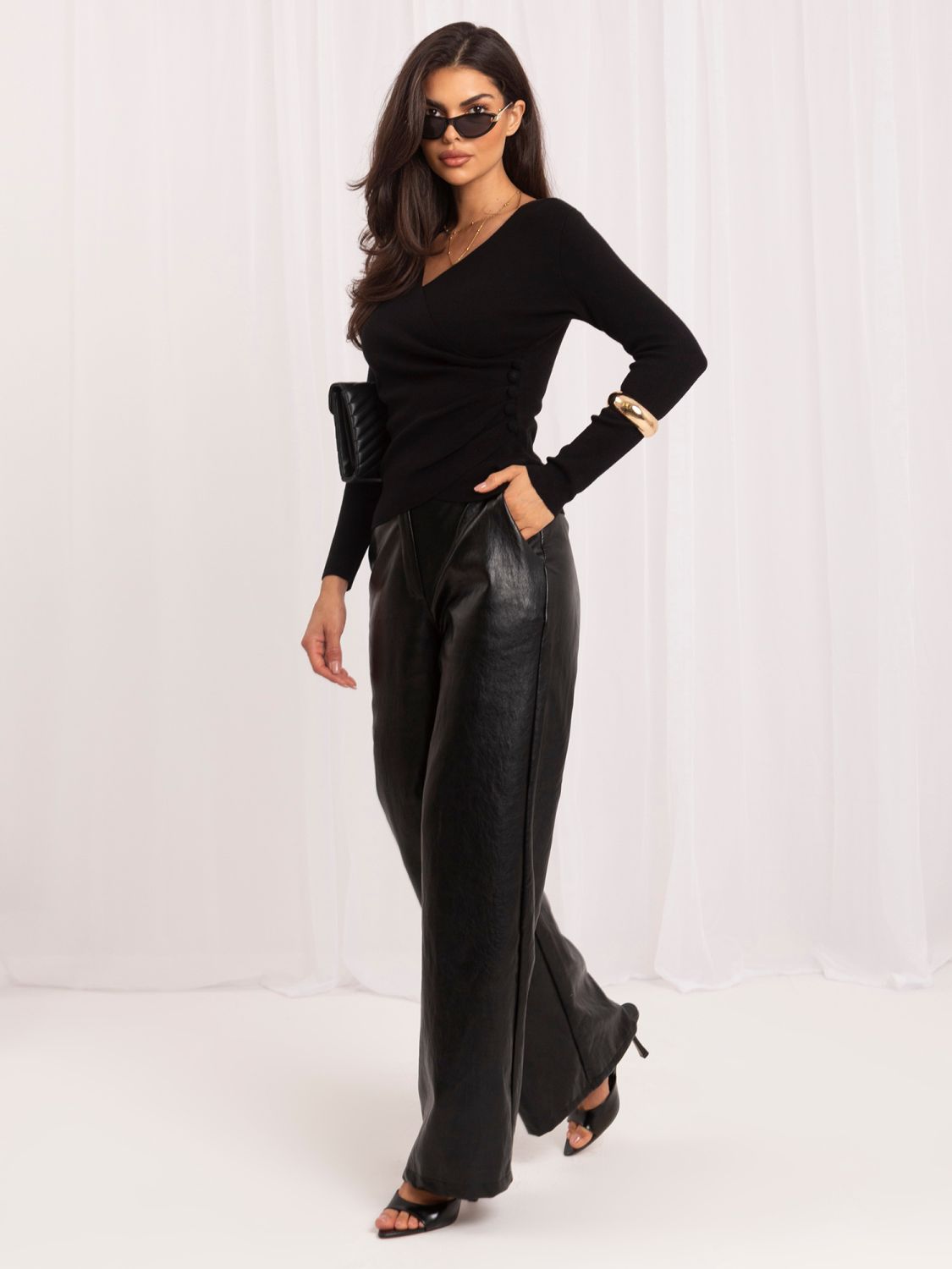 Eleganter schwarzer Pullover mit Wickelausschnitt