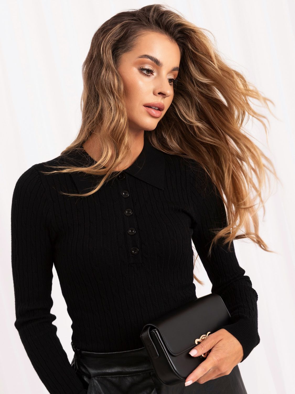 Schwarzer Polo-Pullover mit Kragen und Knöpfen