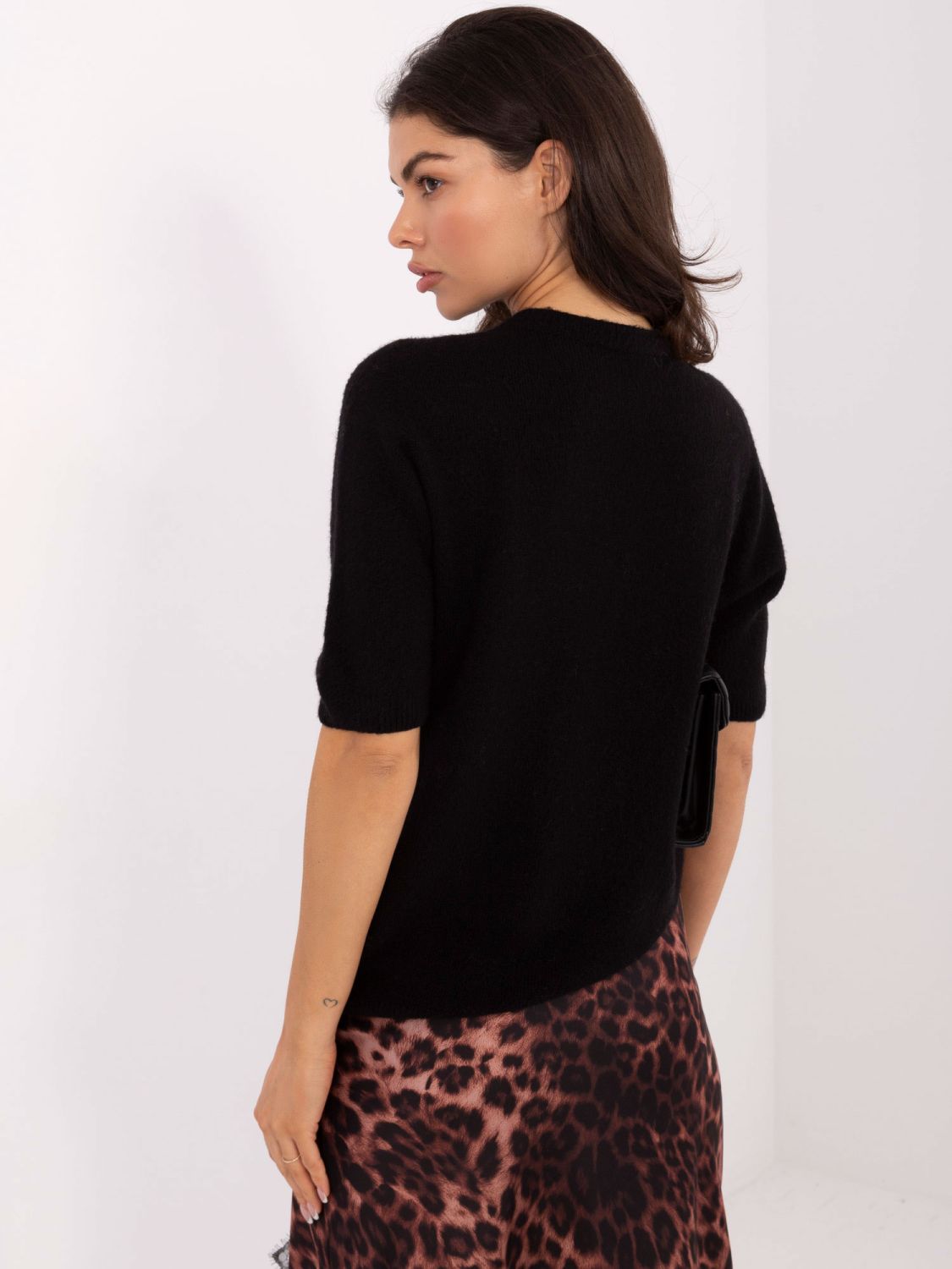 Schwarzer Kurzarm-Pullover mit Rundhalsausschnitt