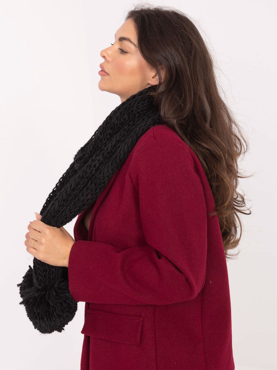 Schwarzer Acryl-Schal mit Bommel