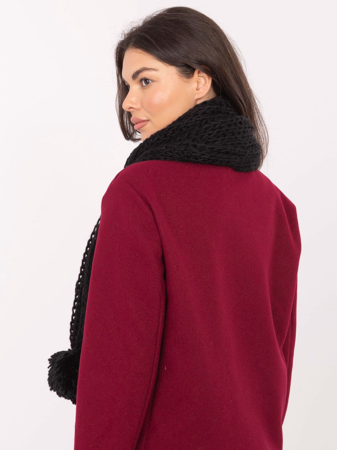 Schwarzer Acryl-Schal mit Bommel