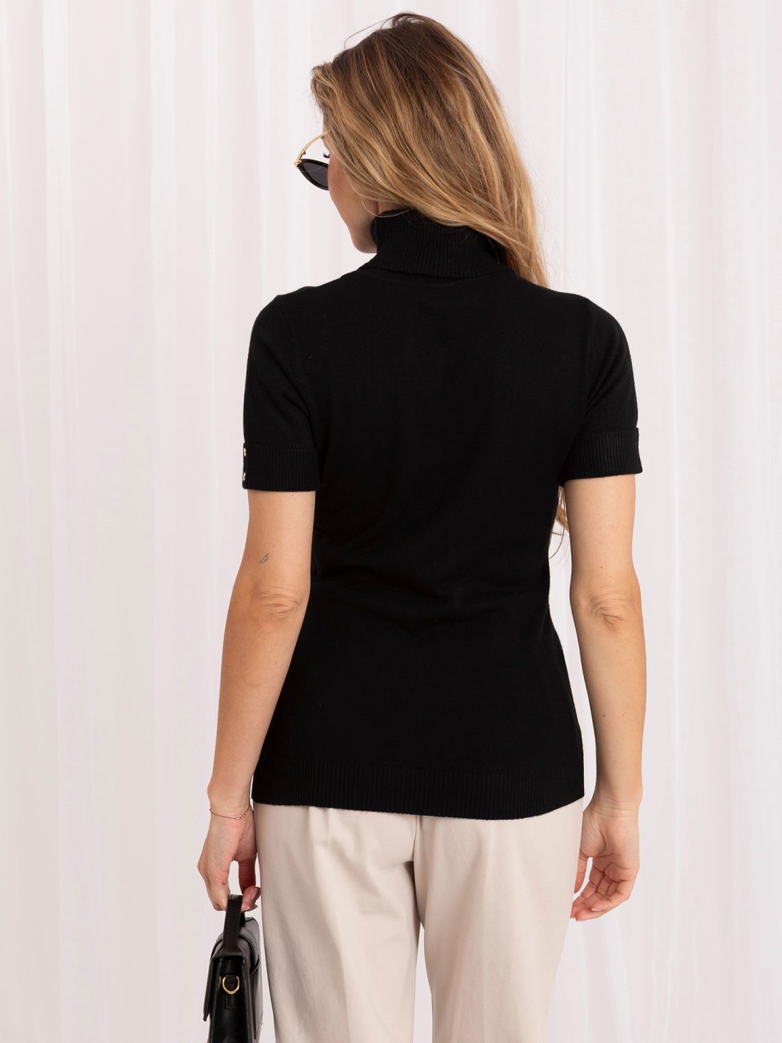 Eleganter schwarzer Pullover mit kurzem Ärmel und Rollkragen