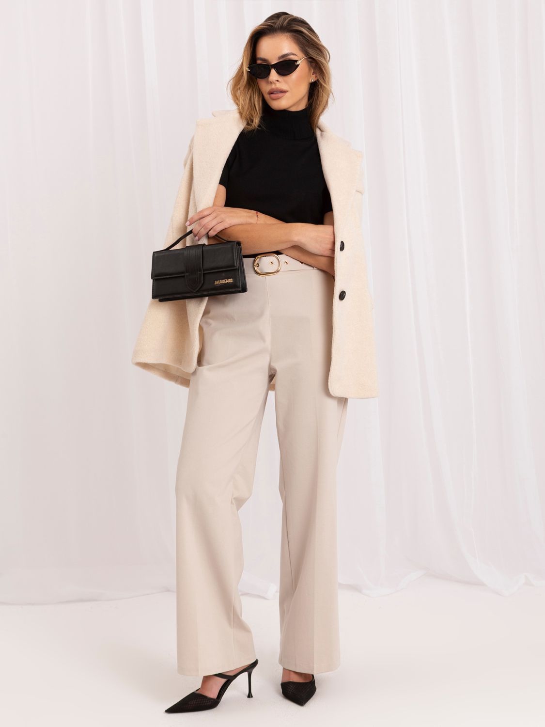 Eleganter schwarzer Pullover mit kurzem Ärmel und Rollkragen