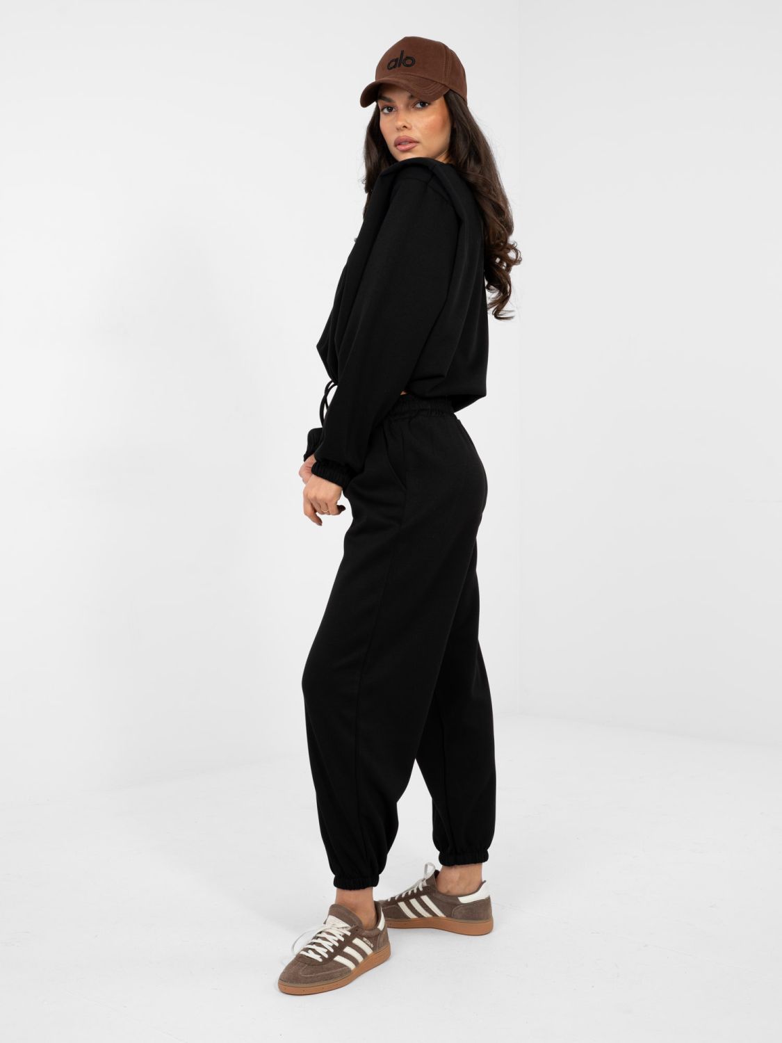 Schwarzes Damen-Set mit Bindung und Schulterpolstern