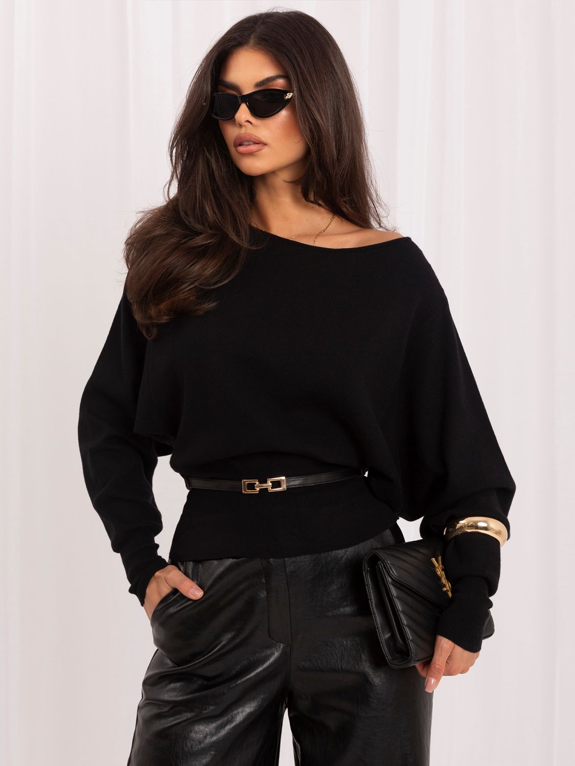 Eleganter schwarzer Pullover mit Gürtel und U-Boot-Ausschnitt