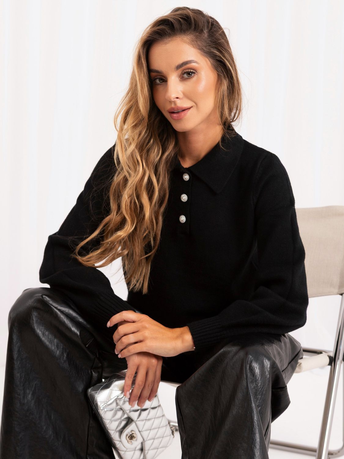 Eleganter schwarzer Polo-Pullover mit Kragen und Knöpfen
