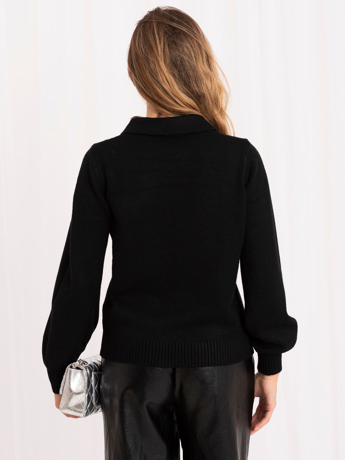 Eleganter schwarzer Polo-Pullover mit Kragen und Knöpfen