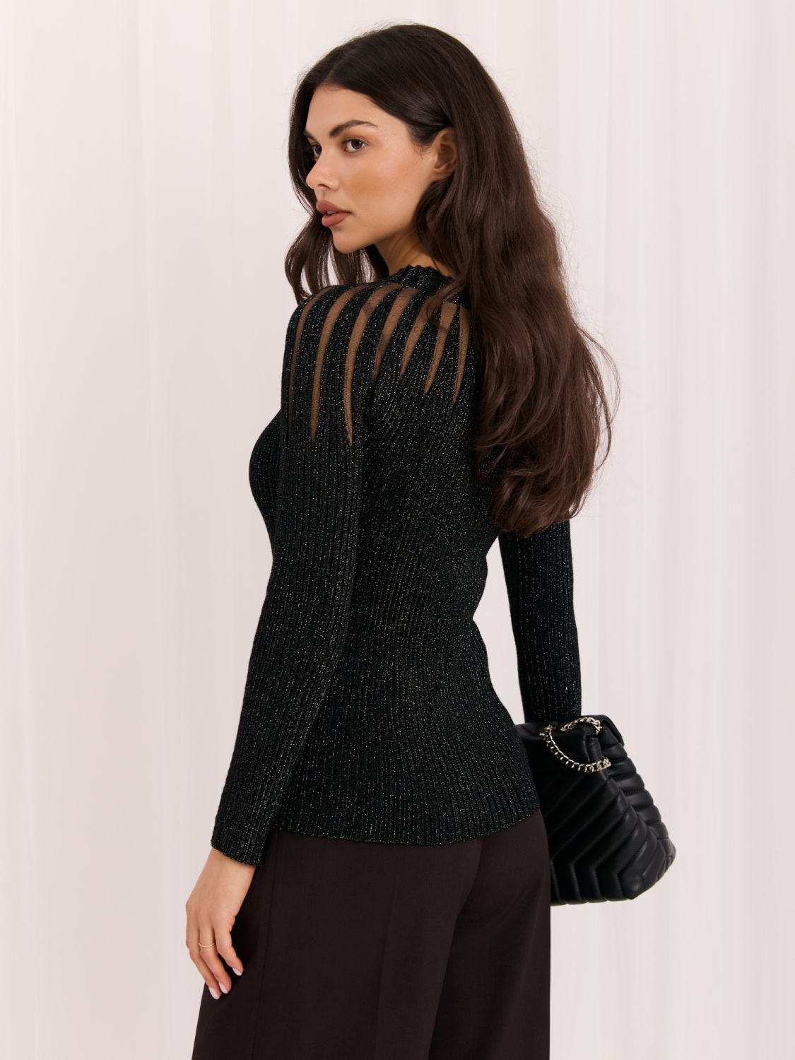 Eleganter schwarzer Pullover mit Rundhalsausschnitt