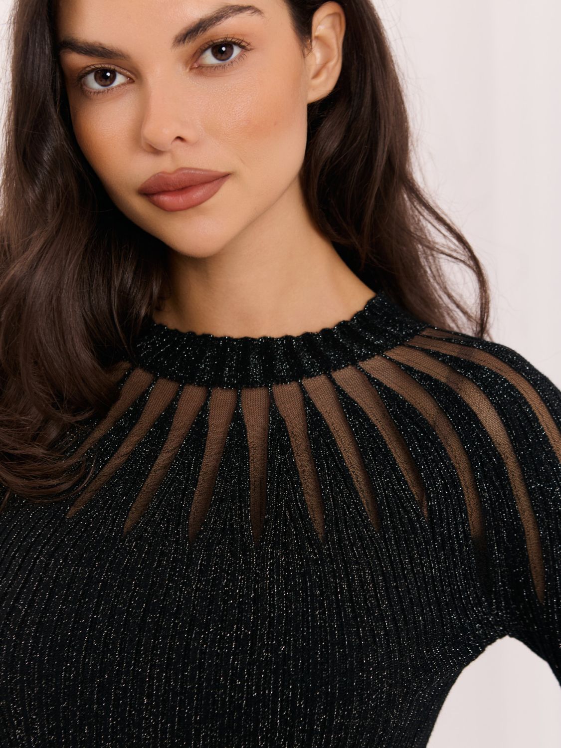Eleganter schwarzer Pullover mit Rundhalsausschnitt