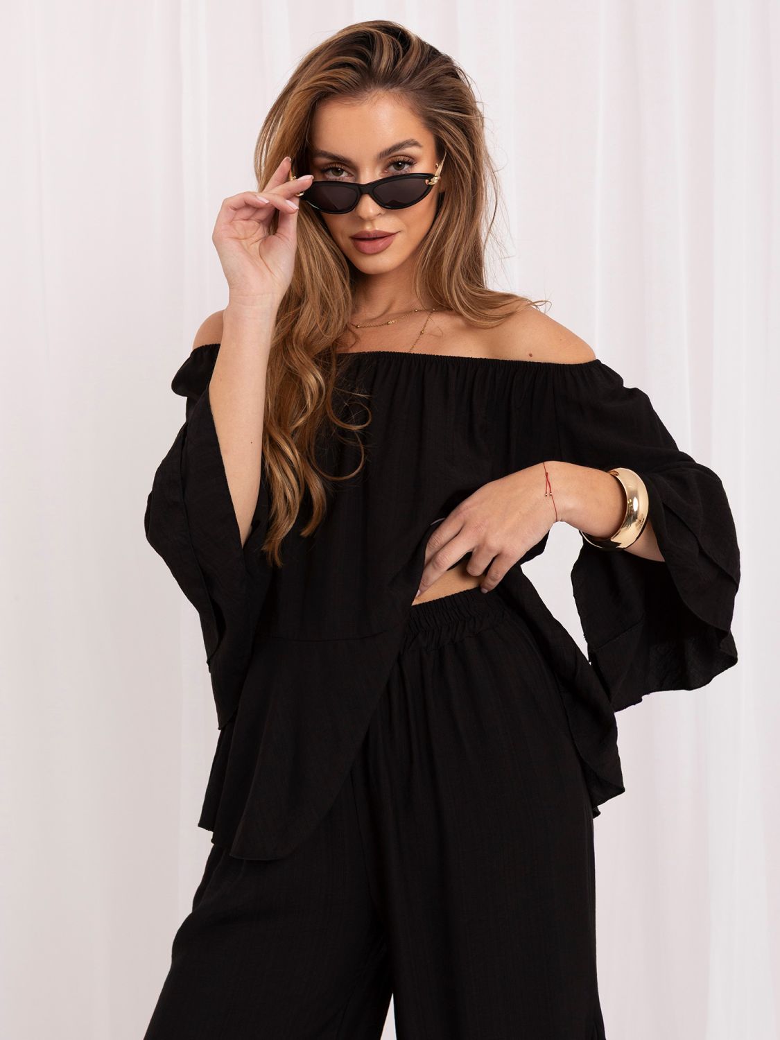 Schwarzes Set mit Bluse und Hose