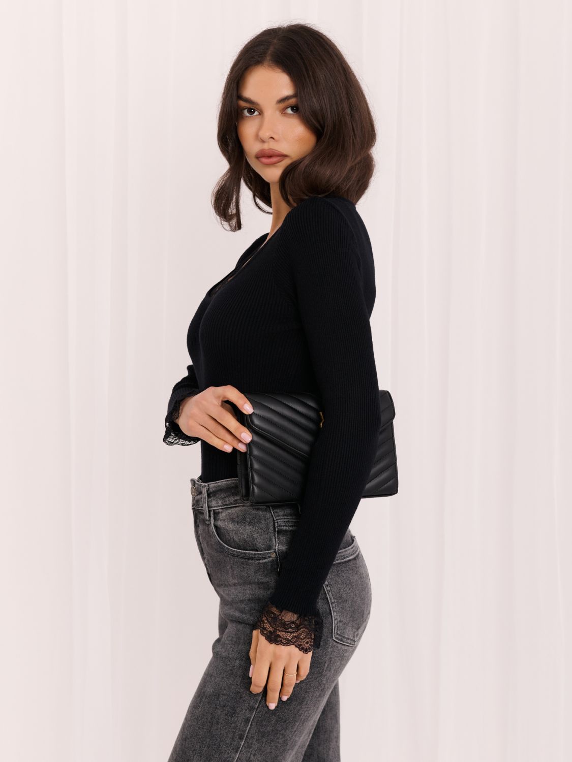 Eleganter schwarzer Pullover mit Spitze