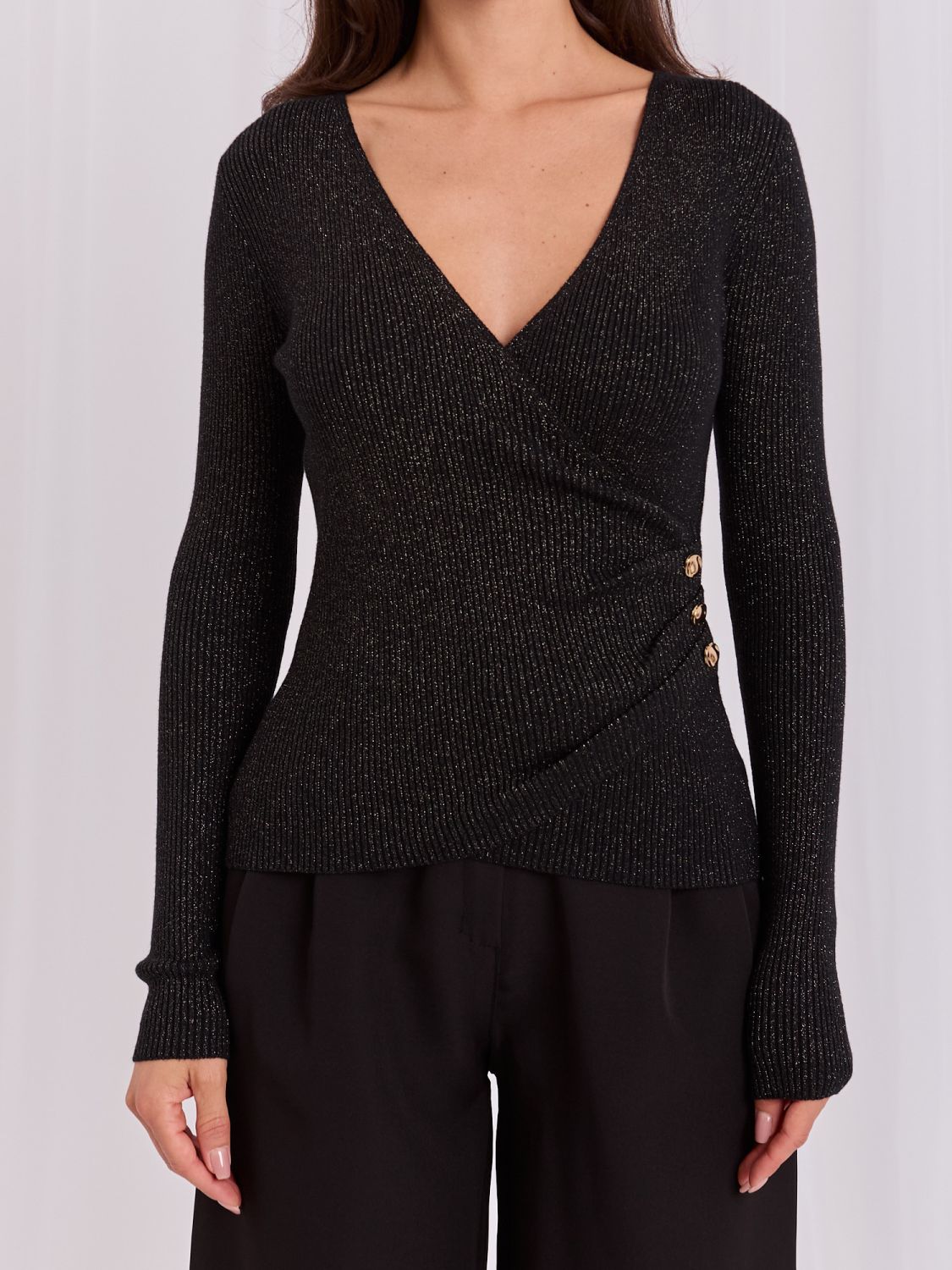Eleganter schwarzer Pullover mit Wickelausschnitt